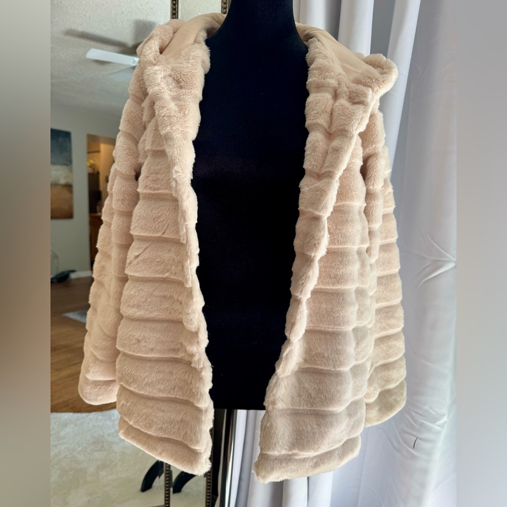 Cozy & Stylish Hooded faux fur jacket